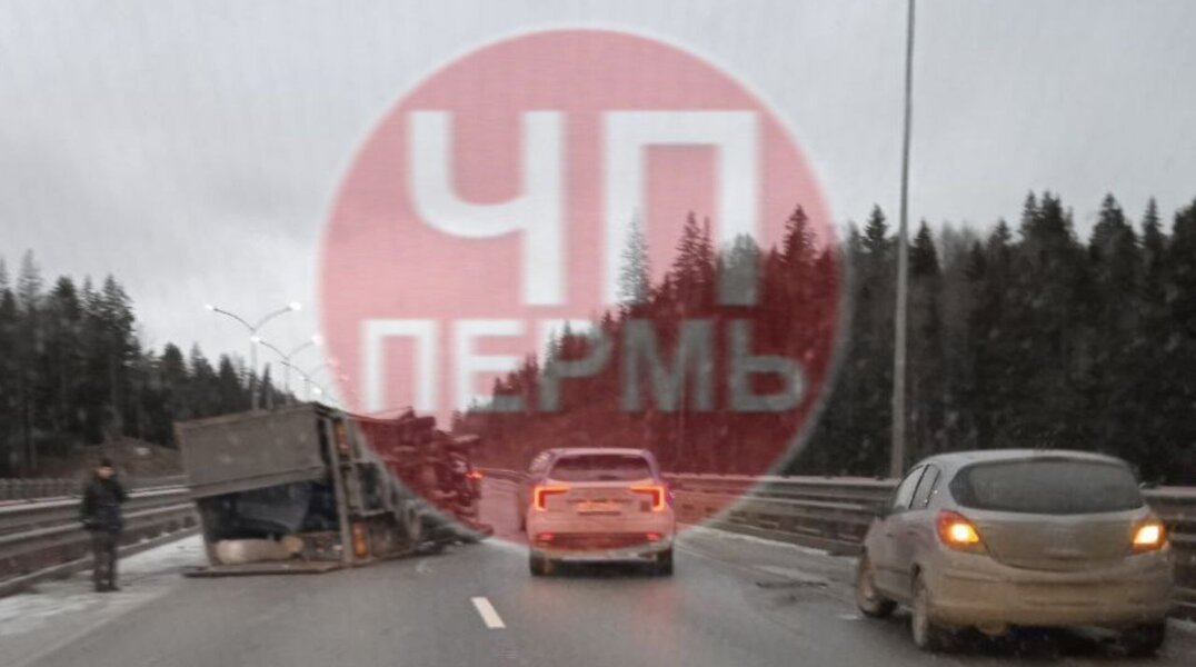 На Восточном обходе Перми из-за столкновения с «Опелем» опрокинулась «Газель»