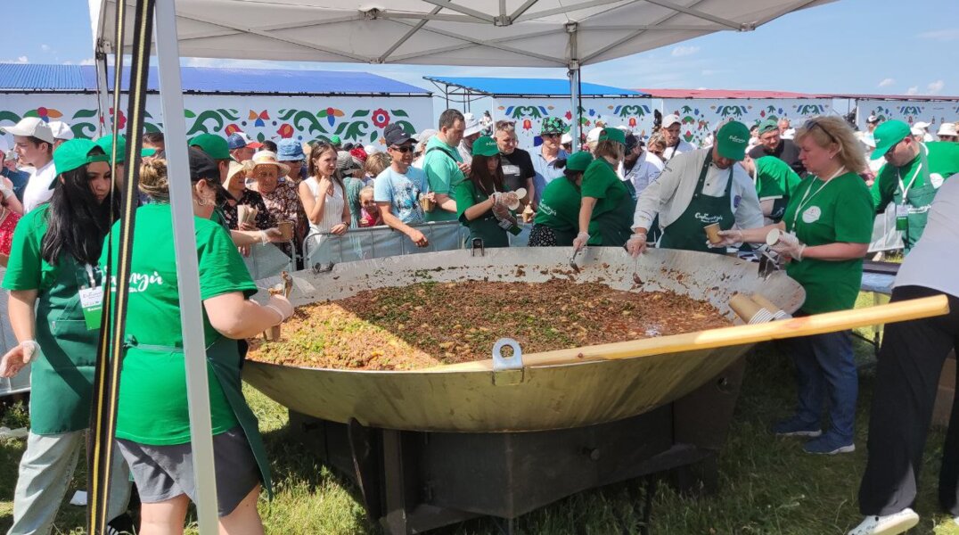 На Сабантуе в Барде приготовили самое большое в мире азу по-татарски