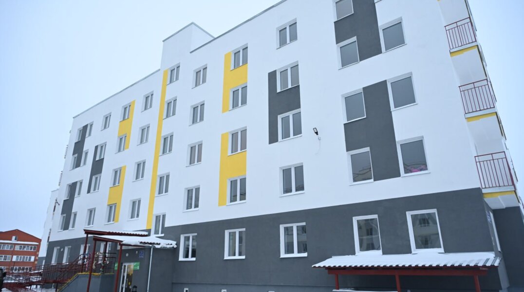 В Кудымкаре 139 жильцам аварийных домов начали выдавать ключи от новых квартир в новостройке