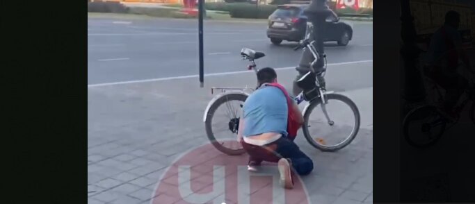 В центре Перми мужчина подкараулил незнакомую девушку и дал ей «леща»