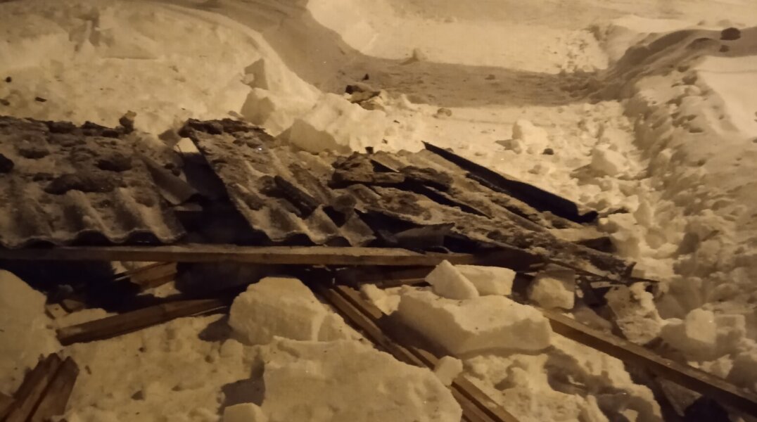 В Перми обрушившийся с трехэтажки балкон чуть не раздавил мать с ребенком