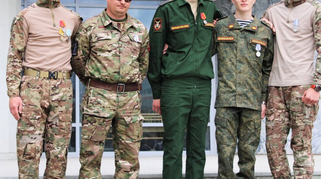 Губернатор Дмитрий Махонин вручил награды участникам СВО из Прикамья