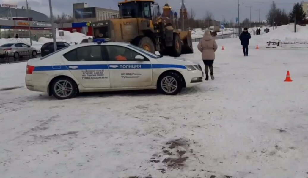 В сети опубликовали видео момента наезда трактора на пенсионерку в Губахе