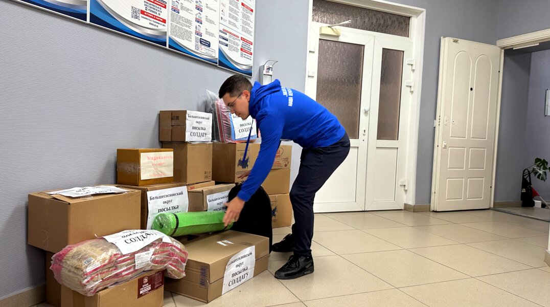 В Орджоникидзевском районе Перми люди создают необходимые в боях системы и одежду для военнослужащих СВО