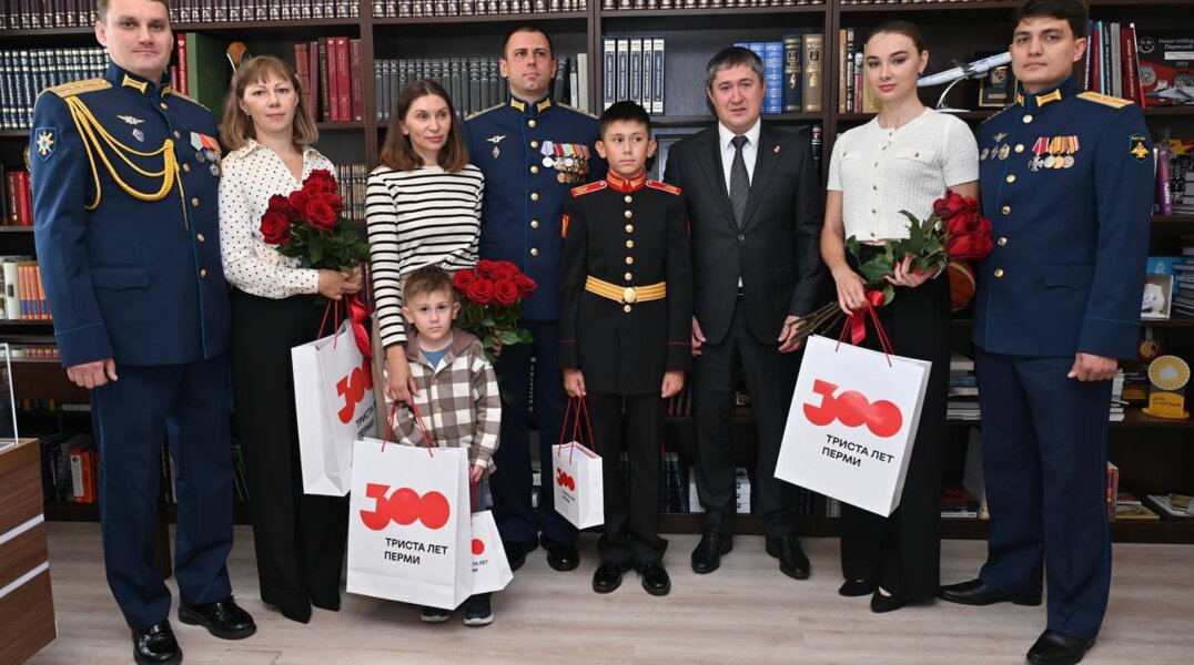 Губернатор Пермского края вручил награды героям-пилотам СВО