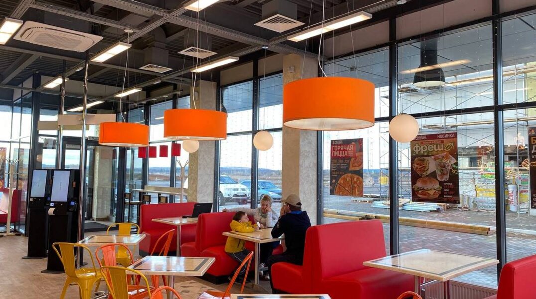 На обновленной трассе у Краснокамска открылось кафе Chicken с летней верандой