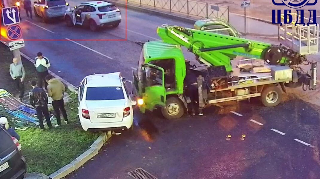 В Перми водитель «Лады» попал в больницу после столкновения с автовышкой