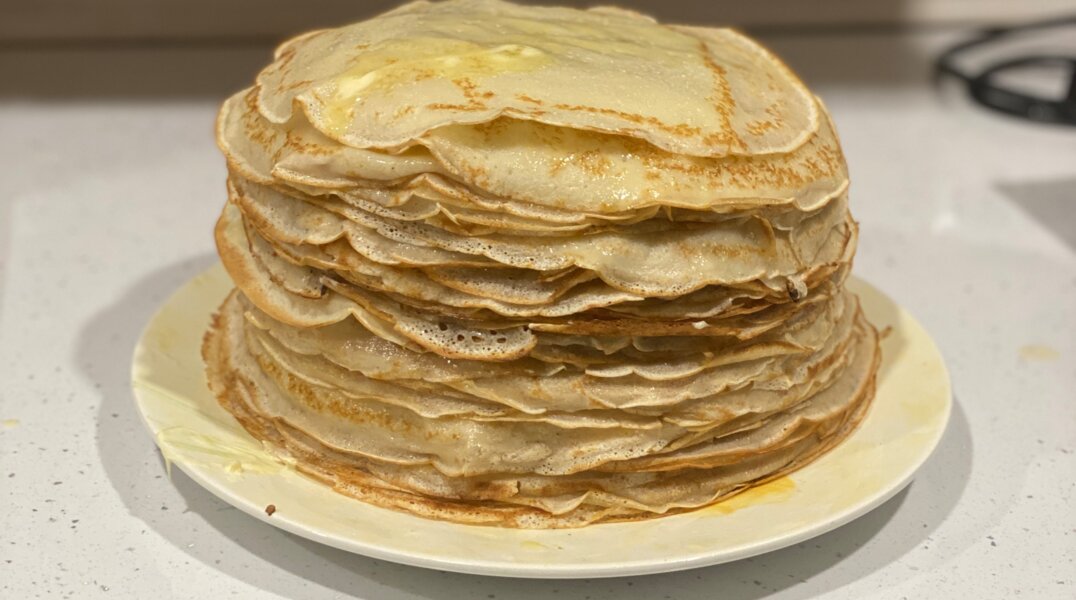 Женщина умерла во время конкурса по поеданию блинов