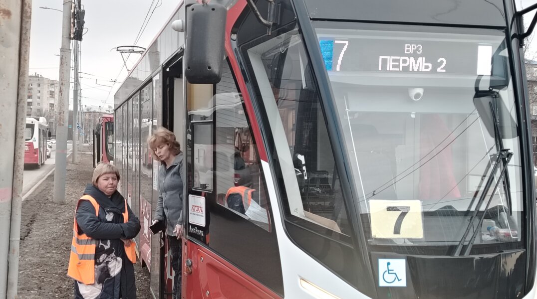 В Перми трамваи встали в пробку из-за иномарки на путях
