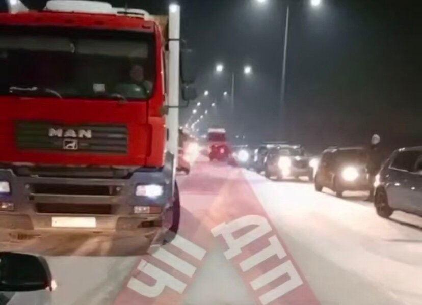 На Красавинском мосту в Перми столкнулись фура и бензовоз