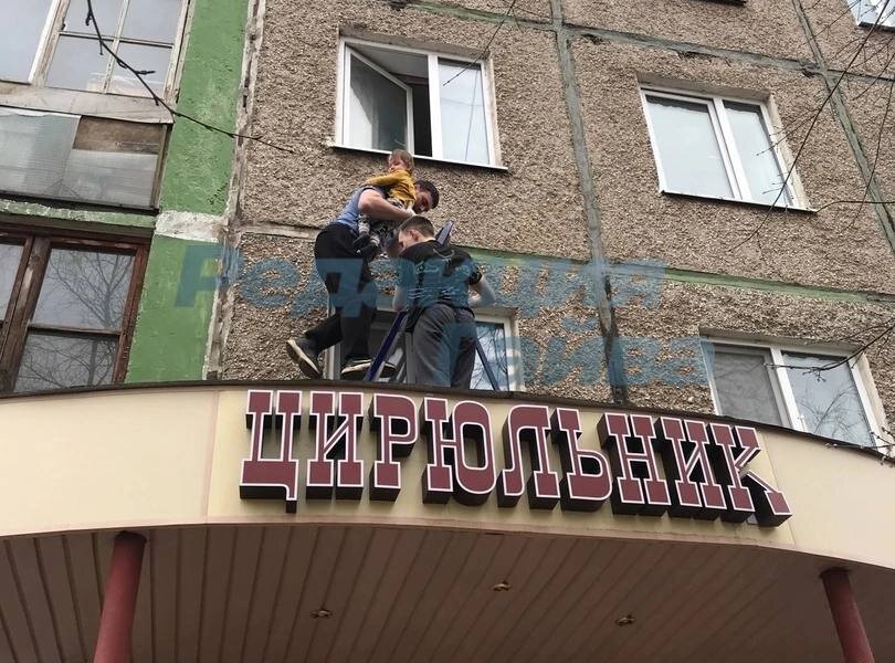 В Перми прохожие спасли малыша, который чуть не выпал из окна многоэтажки