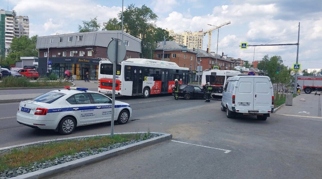 В Перми водитель легковушки сломал ноги, врезавшись в пассажирский автобус