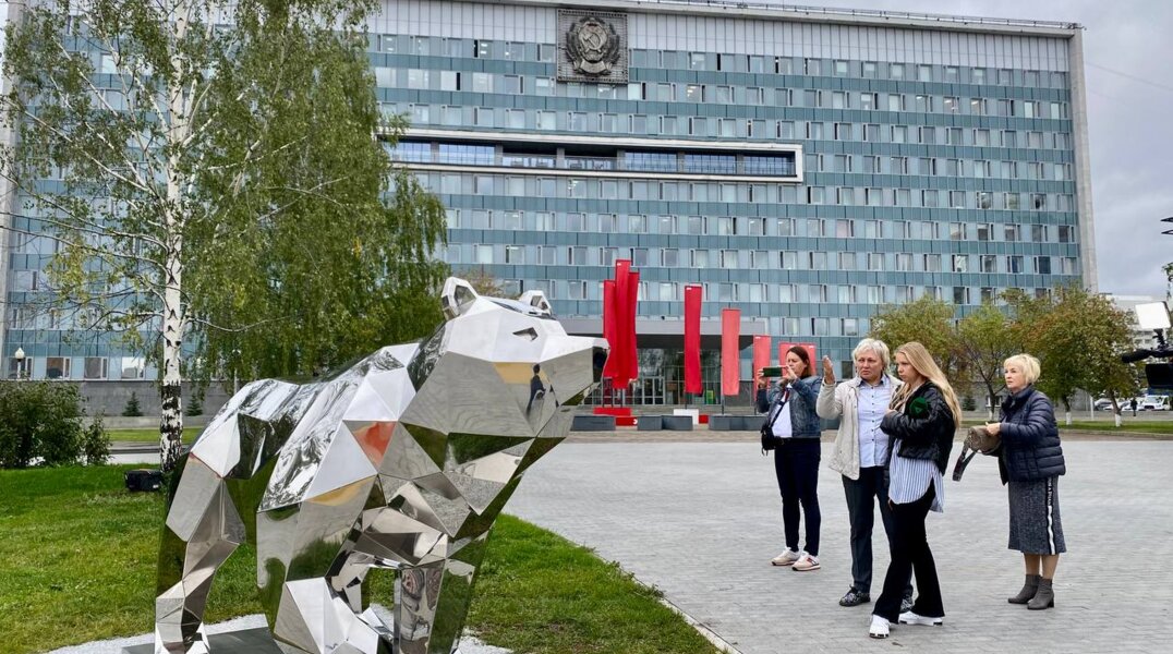 В центре Перми установили зеркального медведя