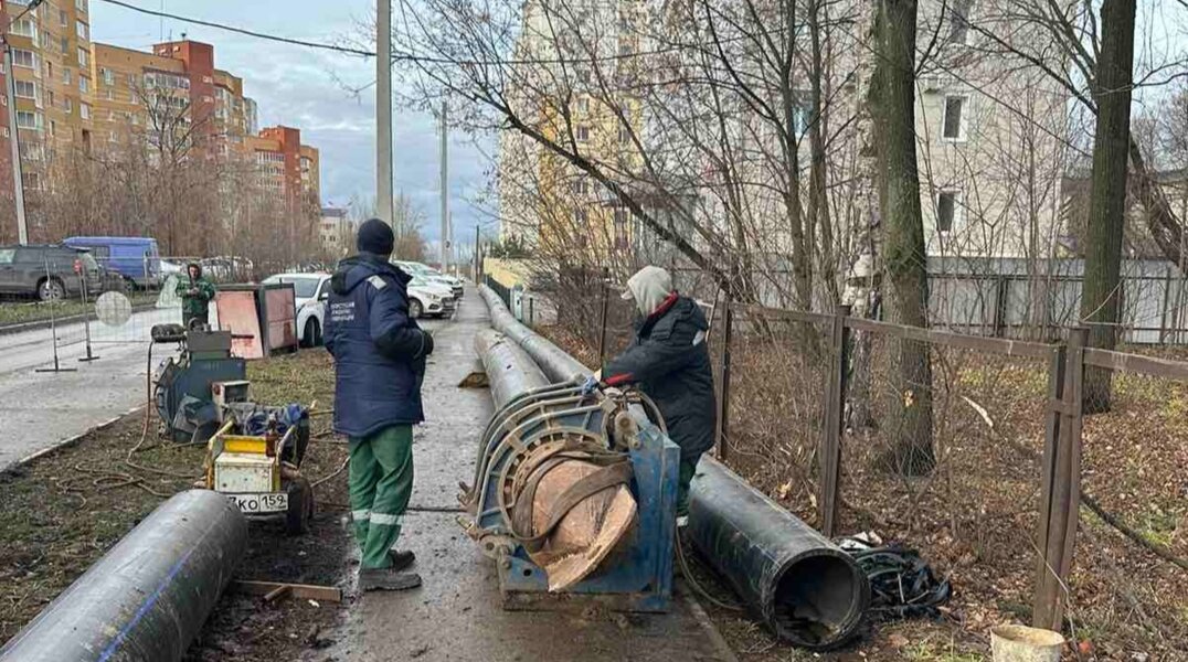 В Перми на улице Хрустальная ремонтируют аварийный коллектор