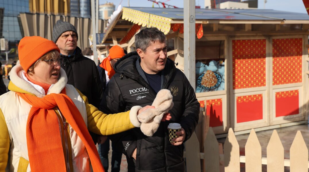 Губернатор Дмитрий Махонин посетил Большую масленицу на пермской эспланаде