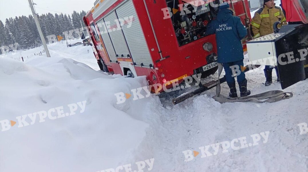 ​В Пермском округе спешившая к горящему дому пожарная машина застряла в сугробе