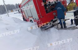 ​В Пермском округе спешившая к горящему дому пожарная машина застряла в сугробе