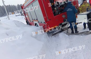 ​В Пермском округе спешившая к горящему дому пожарная машина застряла в сугробе