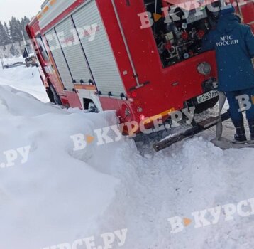 ​В Пермском округе спешившая к горящему дому пожарная машина застряла в сугробе