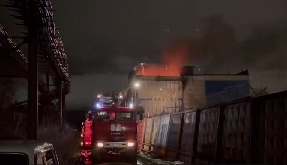 Более сорока пожарных ликвидировали крупное возгорание на промышленном предприятии в Березниках