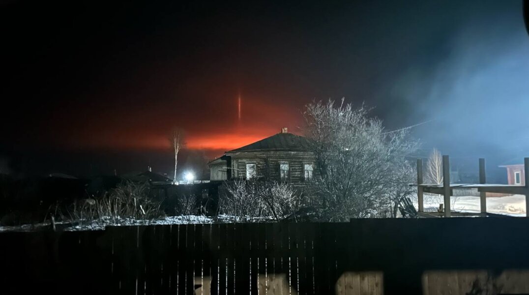 В Красновишерске Пермского края тушат свалку отходов лесопилки