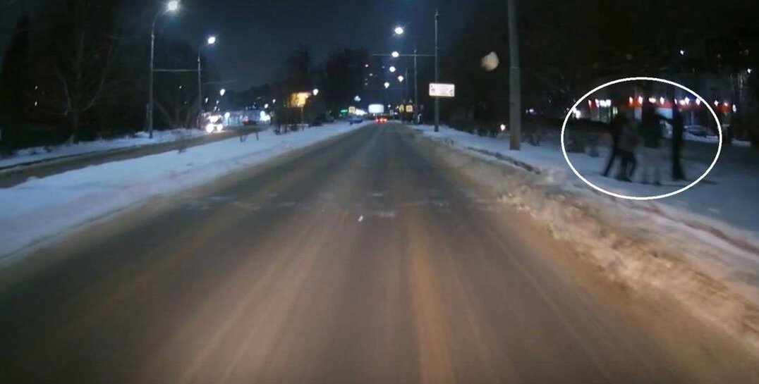 В Перми пожаловались на подростков, которые обстреливают снежками рейсовые автобусы