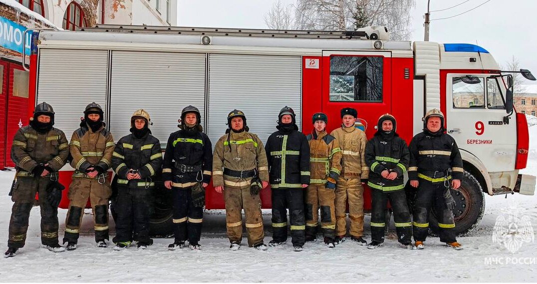 На пожаре в Березниках огнеборцы спасли женщину с двумя детьми