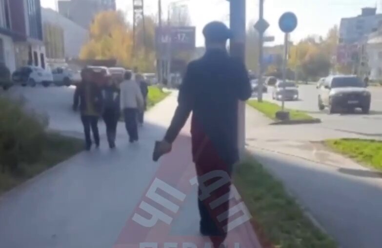 По Перми ходит мужчина в костюме летчика и размахивает кобурой. Видео