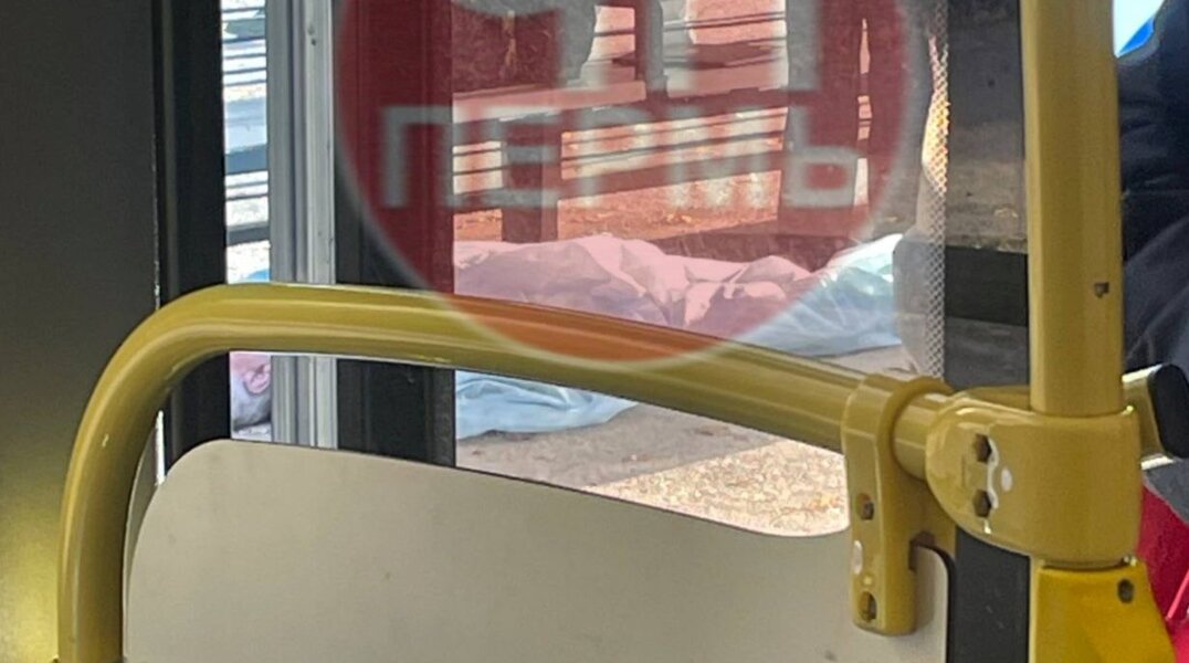 В Свердловском районе Перми рядом с остановкой обнаружили тело