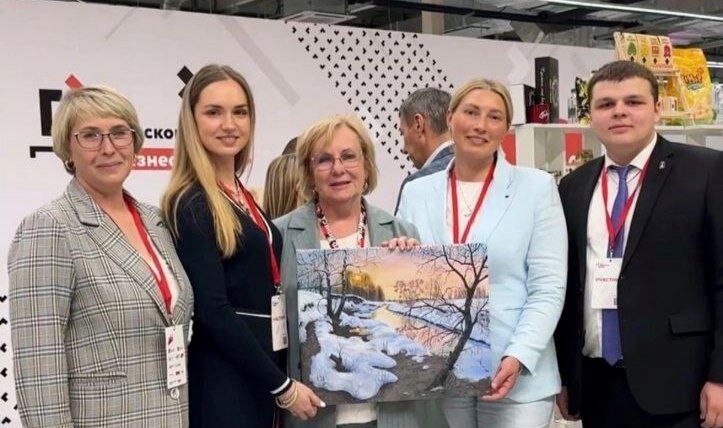 Министр образования Прикамья приобрела картину пермской школьницы