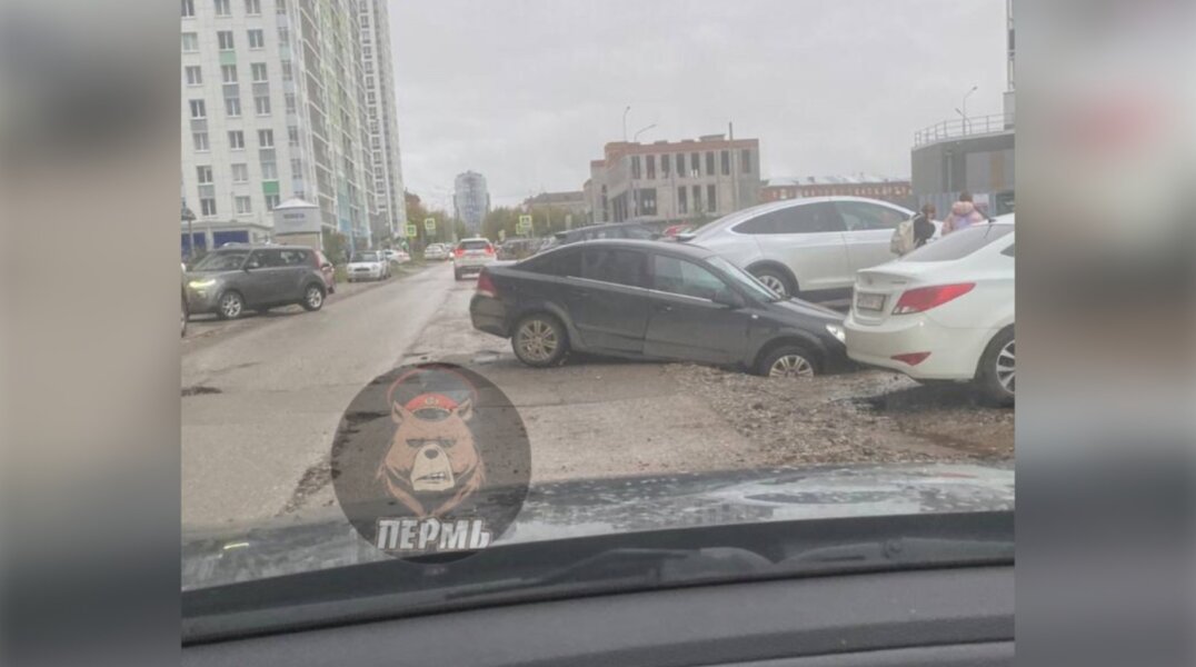В пермском микрорайоне Арсенал машина провалилась в яму