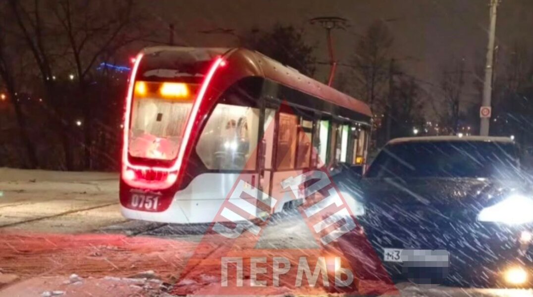 В Перми столкнулись трамвай и Porsche Cayenne