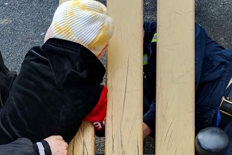 В Перми спасатели вытащили ребенка, застрявшего в лавке на детской площадке