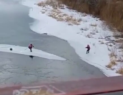 В Прикамье с дрейфующей льдины сняли еще одного рыбака