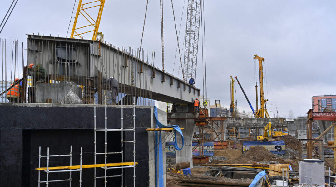 На стройке путепровода на шоссе Космонавтов в Перми приступили к монтажу пролетных строений