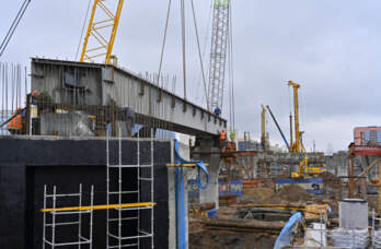На стройке путепровода на шоссе Космонавтов в Перми приступили к монтажу пролетных строений