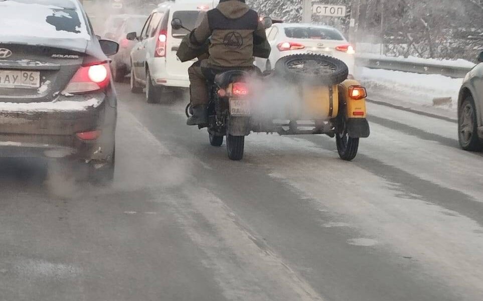 Житель Екатеринбурга в 40-градусный мороз доехал до Перми на советском мотоцикле