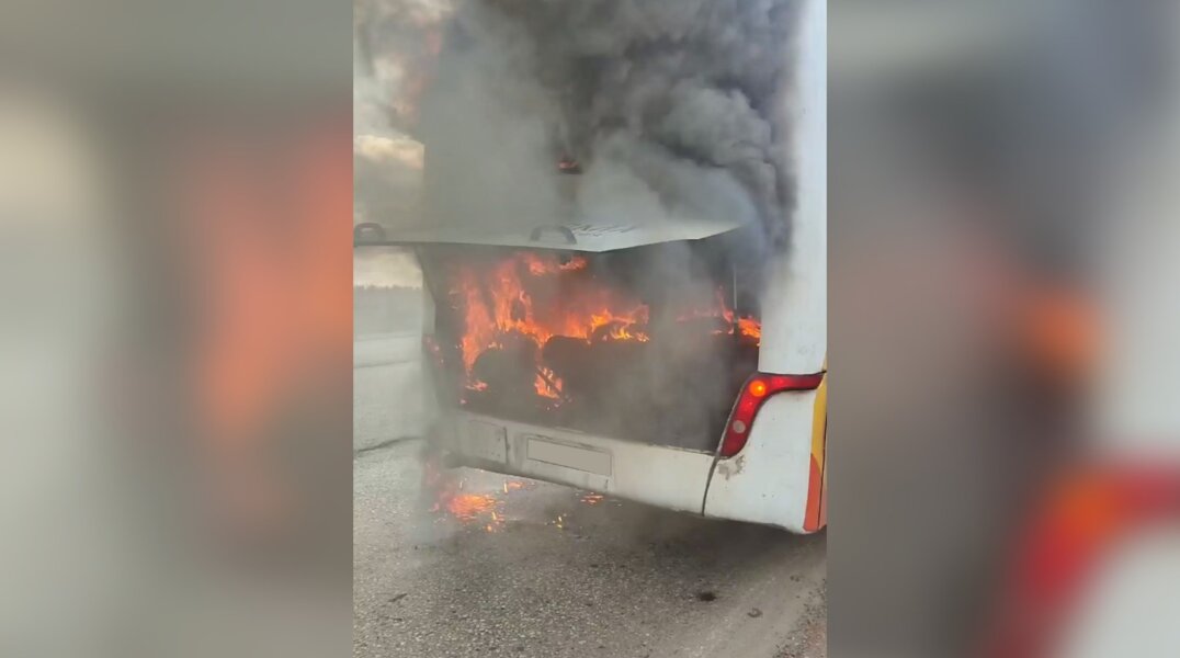 Появилось видео горящего на трассе в Пермском крае рейсового автобуса