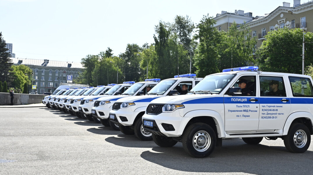 Полицейским из Прикамья передали десять новых служебных автомобилей
