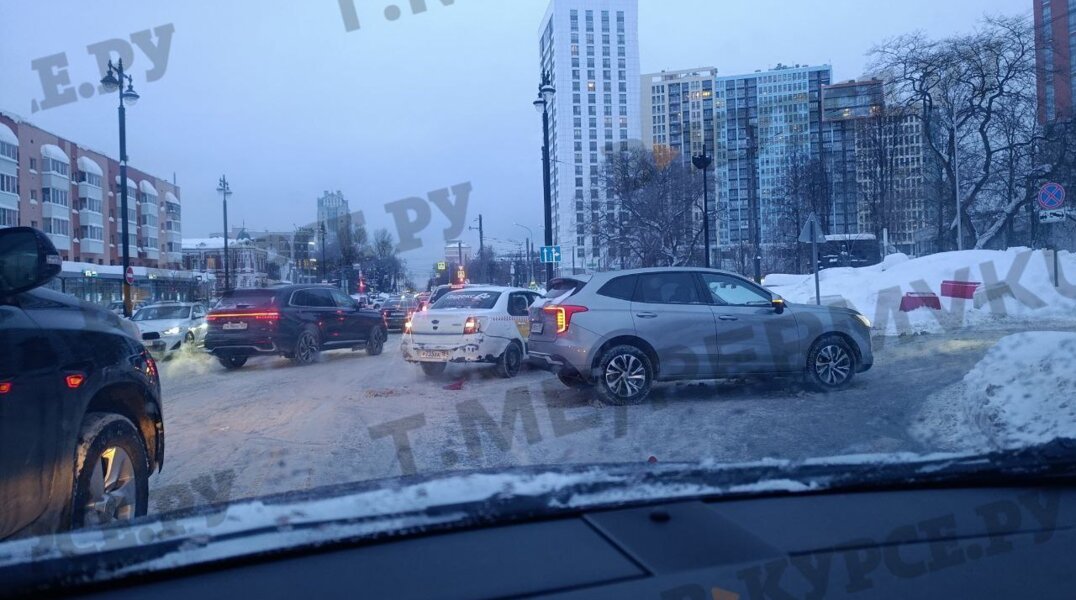 Авария в центре Перми заблокировала проезд по улице Швецова