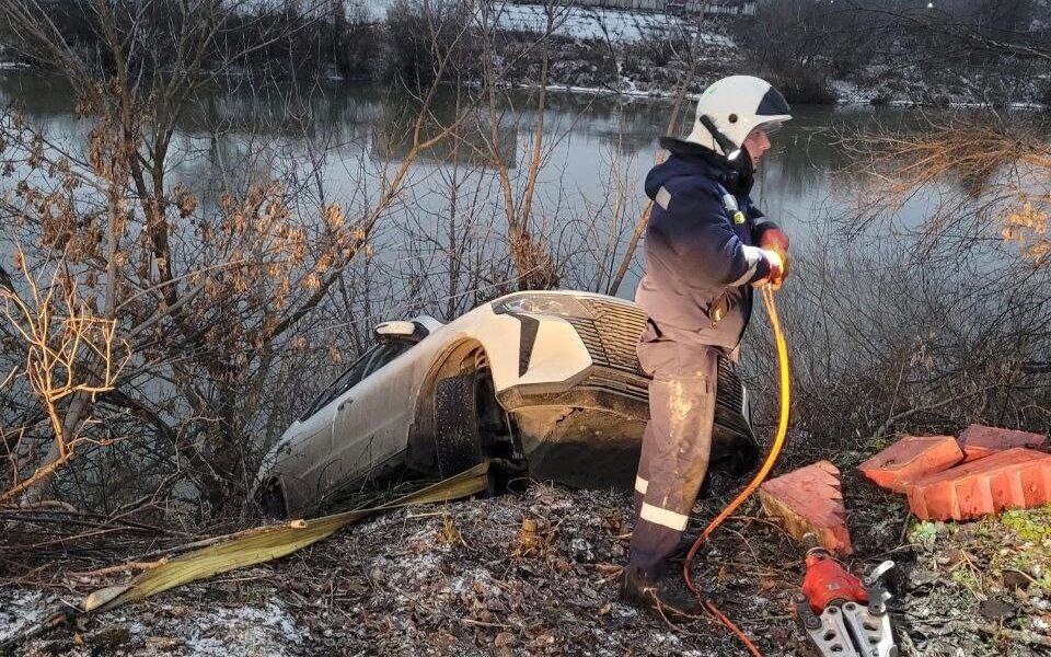 Спасатели освободили женщину из-под автомобиля в Кунгуре