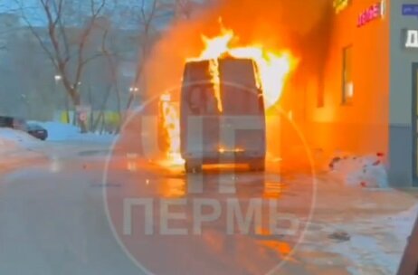 В Перми на улице Николая Островского загорелась "Газель". Видео