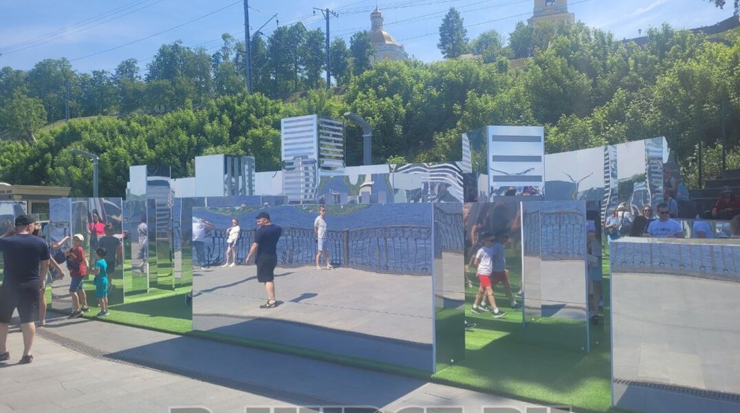 На набережной в центре Перми появился арт-объект «Зеркальный город»