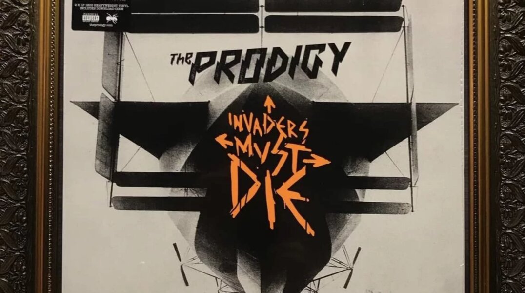 Пермяк продает пластинку группы The Prodigy с автографом Лиама Хоулетта за миллион рублей