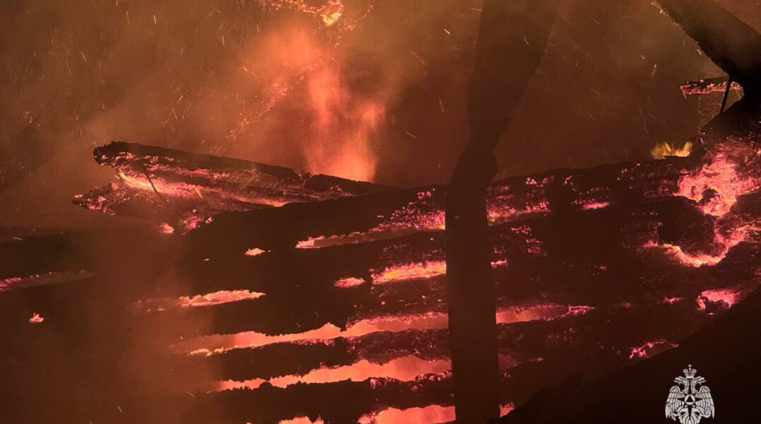 Огнеборцы МЧС спасли мужчину при пожаре в жилом доме на улице Глазовская в Перми