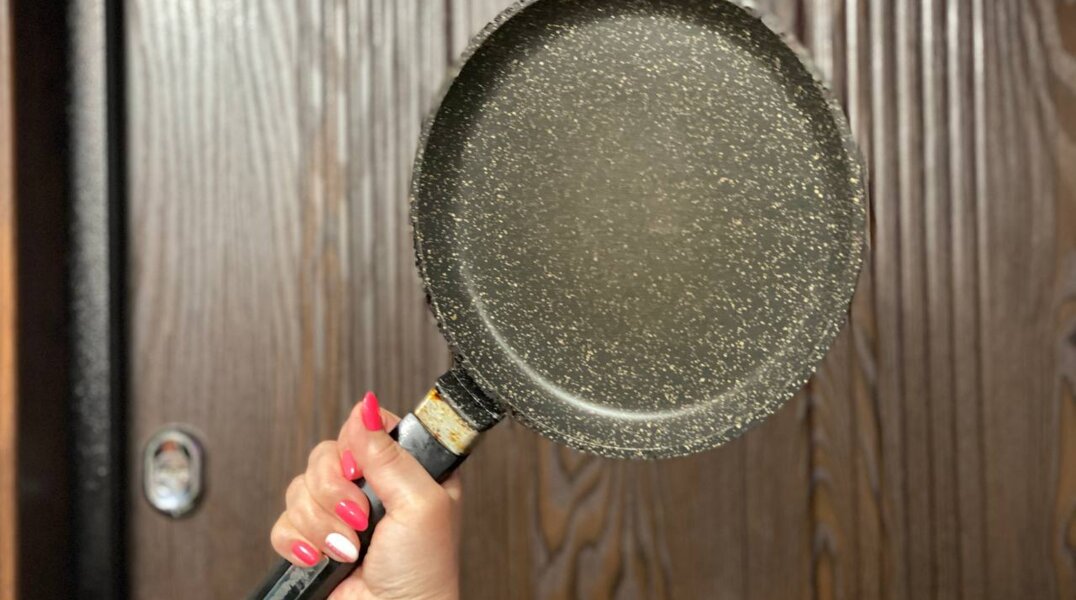 В Санкт-Петербурге бабушка случайно убила мужа сковородкой