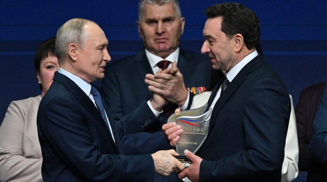 Владимир Путин наградил победителя премии «Служение»