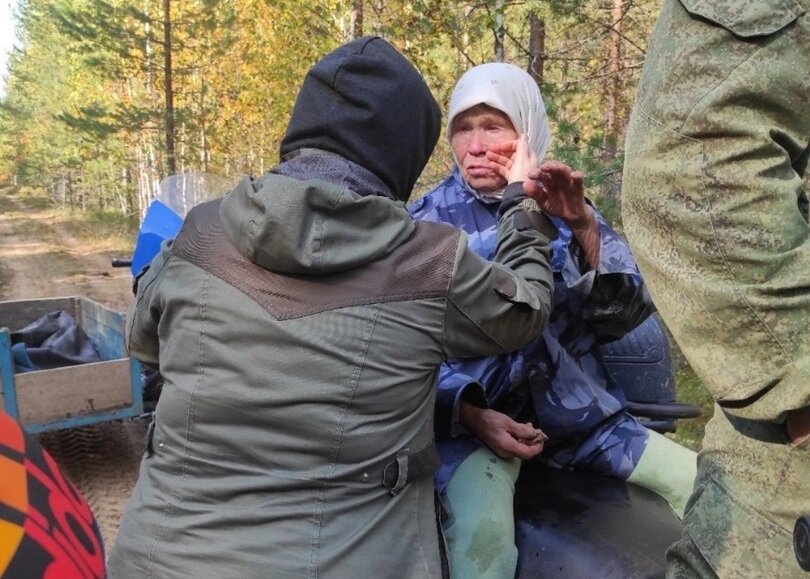 В Прикамье нашли пенсионерку, которая заблудилась в лесу, собирая грибы