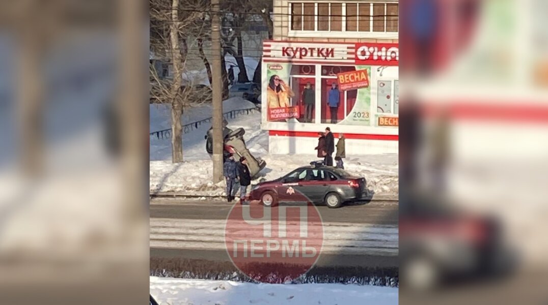 В Перми водитель легковушки не справился с управлением и вылетел на тротуар