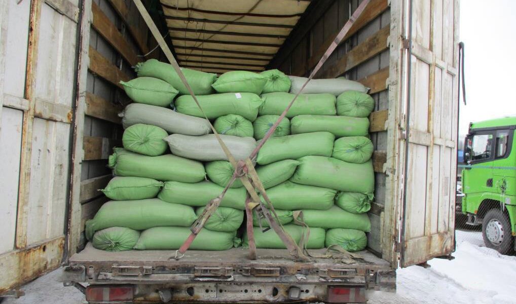 На Урале таможенники не пустили фуру с тоннами насвая